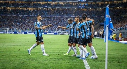 Jogadores do Grêmio comemoram gol no Brasileirão 2025