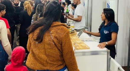 Visitantes conferem produtos artesanais e alimentos regionais nos espaços temáticos montados durante o FIG