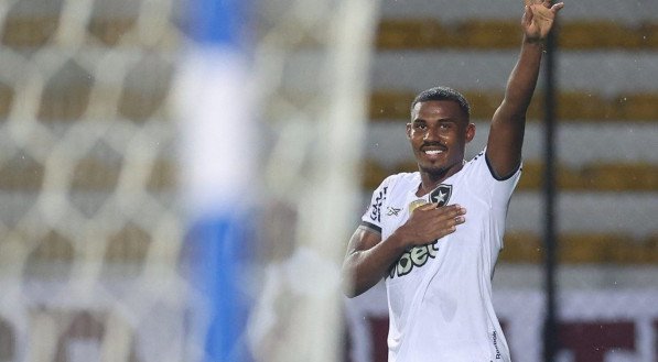 O jogador seguirá no Alvinegro e voltará a sua posição original