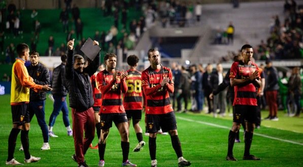 Jogadores do Sport agradecem o apoio da torcida após derrota contra o Juventude