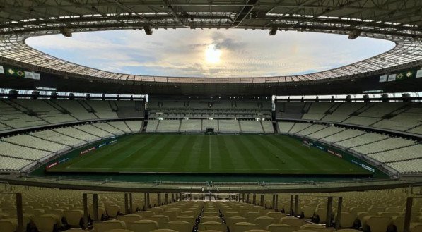 Vista das arquibancadas da Arena Castelão ao nascer do sol