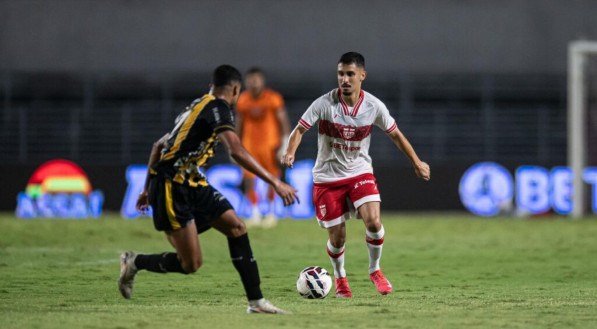 Jogador do CRB em partida na Série B