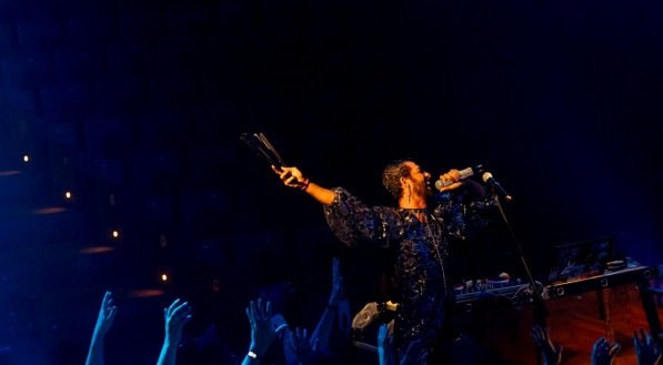 De volta ao Recife, grupo Magiluth transforma o teatro em arena interativa; conheça 'Édipo REC'