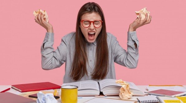 Imagem de uma mulher estressada com problemas financeiros