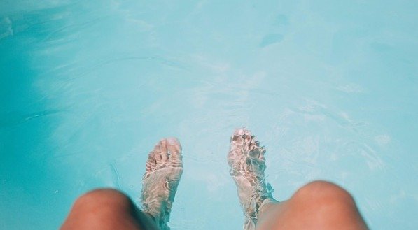 Pés na piscina