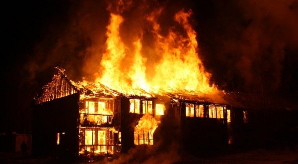 Sonho com casa pegando fogo: descubra o que esse sonho quer dizer sobre sua vida