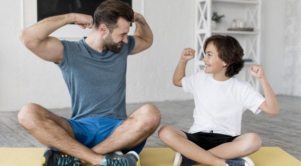 Imagem de pai e filho realizando atividades físicas juntos