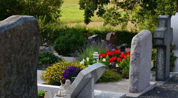Sonhar com alguém que já morreu da família: o que esse encontro espiritual pode revelar?