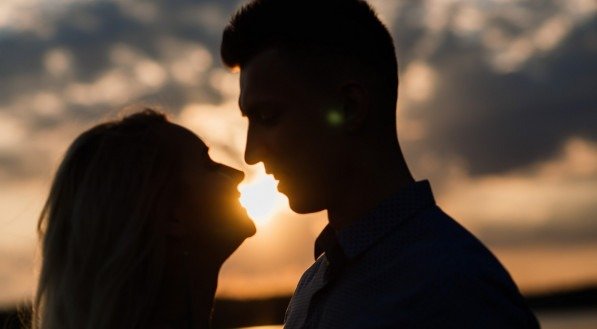 Imagem ilustrativa de um casal feliz!