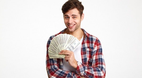 Imagem de um homem feliz com dinheiro
