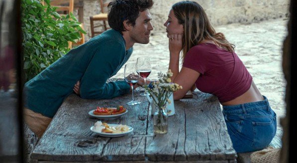 Em trailer, Madelyn Cline e KJ Apa protagonizam romance de férias em "The Map That Leads to You"