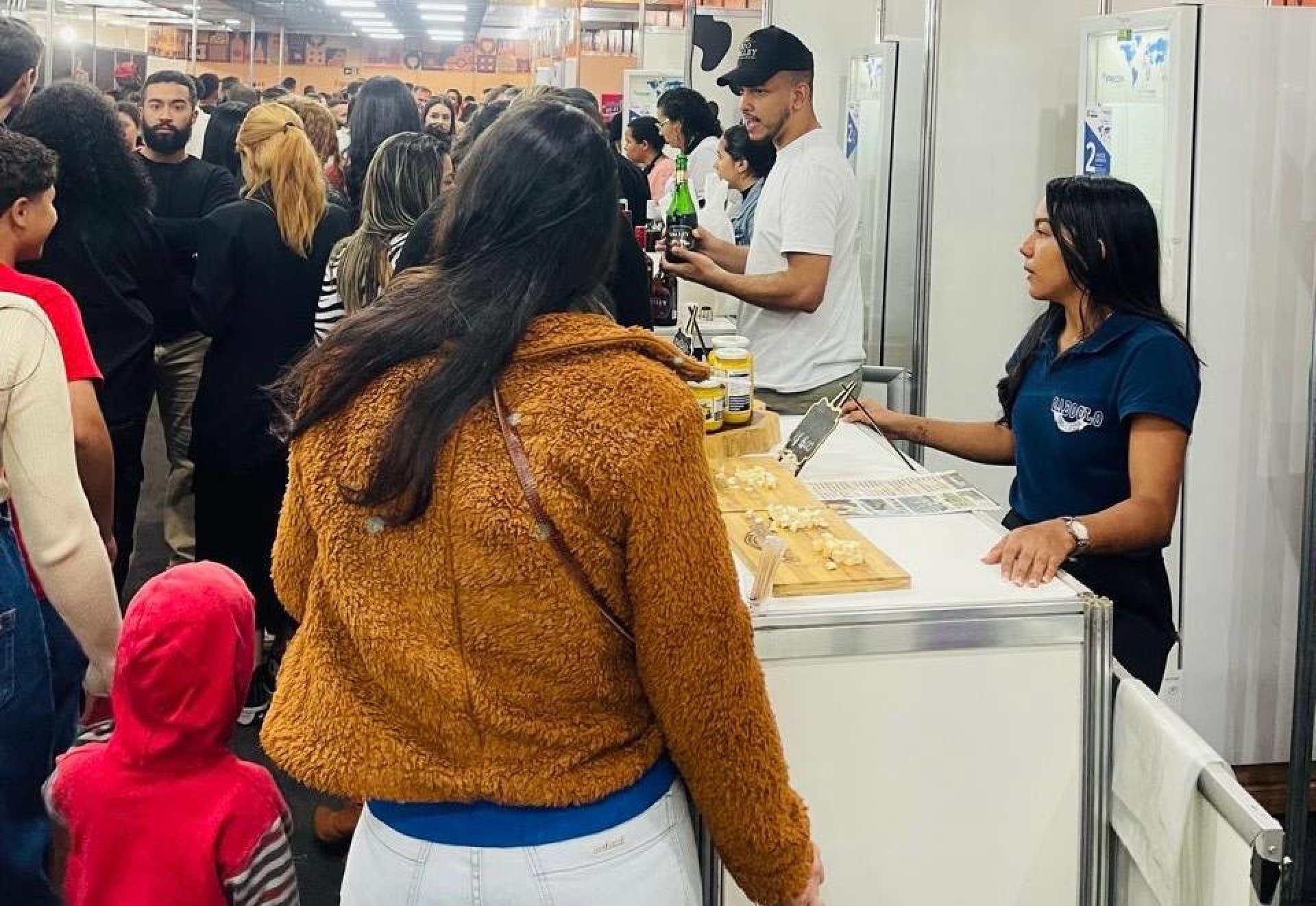 Visitantes conferem produtos artesanais e alimentos regionais nos espaços temáticos montados durante o FIG