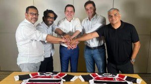 Márcio Cadar ao lado direito de Bruno Rodrigues, presidente do Santa Cruz, na foto