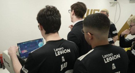 A FURIA estreou na Copa do Mundo de E-sports e diante da G2, os brasileiros não tiveram chave e acabaram sendo derrotados