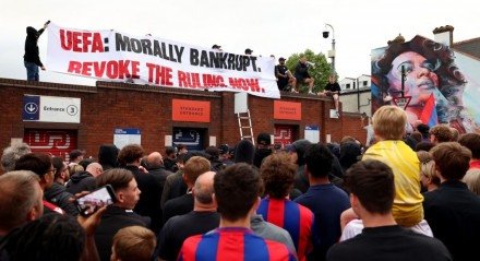 Torcida do Crystal Palace protesta contra exclusão da Liga Europa