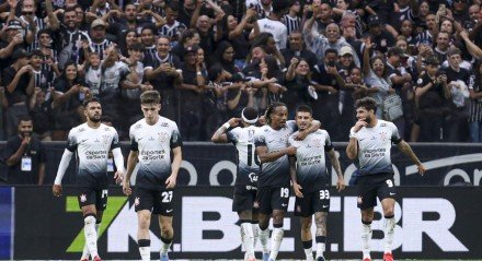 Sem vencer há quase dois meses na competição, Dorival Júnior sofre com a ausência de seus principais jogadores de ataque. 