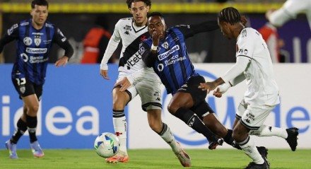 Com um jogador a menos desde os 11 minutos, equipe cruz-maltina sofre goleada por 4 a 0 no Equador.