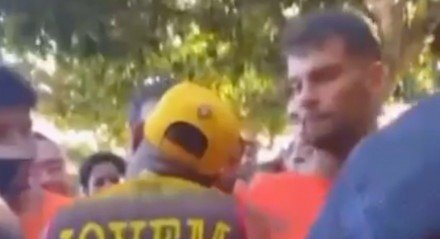 Imagem do momento da agressão ao atacante Pablo, do Sport