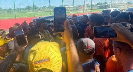 Imagem dos membros da organizada do Sport na parte interna do CT
