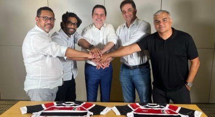 Márcio Cadar ao lado direito de Bruno Rodrigues, presidente do Santa Cruz, na foto