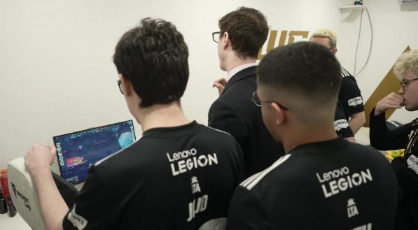 A FURIA estreou na Copa do Mundo de E-sports e diante da G2, os brasileiros não tiveram chave e acabaram sendo derrotados