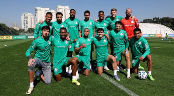 Jogadores durante treino antes de partida contra o Palmeiras