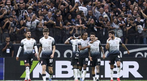 Sem vencer há quase dois meses na competição, Dorival Júnior sofre com a ausência de seus principais jogadores de ataque.
