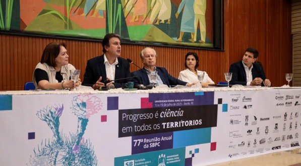 A reitora da UFRPE Maria José de Sena, o ministro da Educação Camilo Santana, o presidente da SBPC Renato Janine Ribeiro, a vice-governadora de Pernambuco Priscila Krause e o prefeito do Recife João Campos