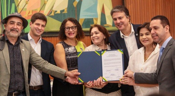 O reitor do IFSertãoPE, Jean Alencar; o prefeito do Recife, João Campos; a ministra da Ciência, Tecnologia e Inovação, Luciana Santos; a reitora da UFRPE, Maria José de Sena; o ministro da Educação, Camilo Santana; a vice-governadora de Pernambuco, Priscila Krause; e o prefeito de Águas Belas, Dr. Elton Martins