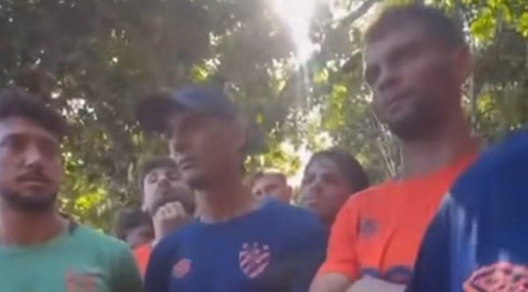 Imagem dos jogadores do Sport durante a invasão ao CT