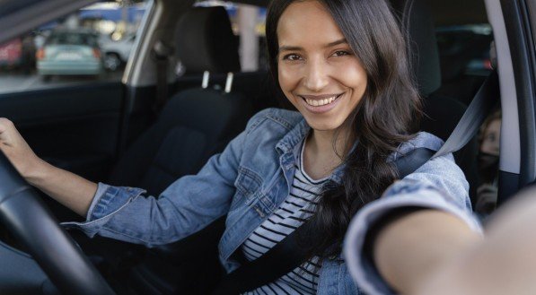 Imagem de uma mulher no carro