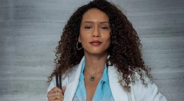 Creme caseiro com mel e óleo de coco define cachos como os de Raquel em Vale Tudo