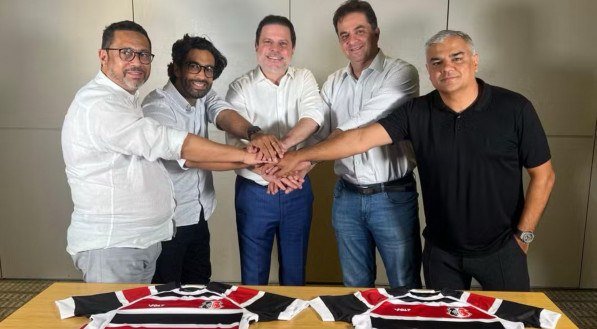 Márcio Cadar ao lado direito de Bruno Rodrigues, presidente do Santa Cruz, na foto