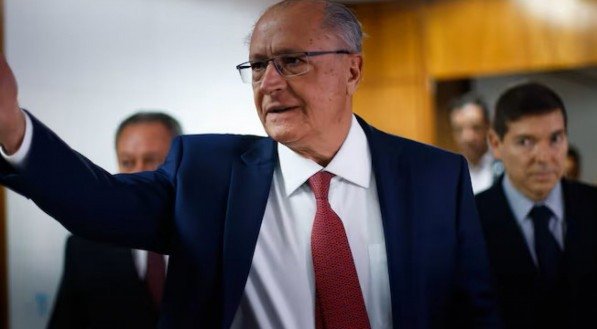 Brasil tenta abrir um diálogo com governo Trump que travou ainda durante a eleição e que não tentou retomar até a taxação de 50%