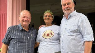 A chef Rosa Maria, ladeada por Robinson Pacheco e Gustavo Luck, no almoço do Grupo de Amigos do Turismo no seu restaurante "Tempero da Rosa", no Hotel Central