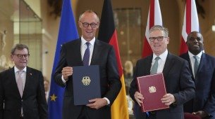 O primeiro-ministro do Reino Unido, Keir Starmer (à direita), e o chanceler da Alemanha, Friedrich Merz, participam da cerimônia de assinatura de um amplo tratado de amizade e cooperação bilateral