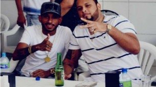 MC Tocha tirou foto com o chaveiro Lyferson Barbosa da Silva durante festa no Presídio de Igarassu