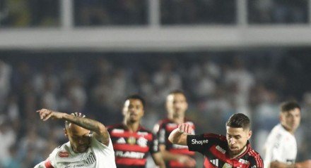 Flamengo dominou as ações ofensivas e teve mais posse de bola. mas foi superado por um Santos que soube aproveitar sua melhor chance no jogo.