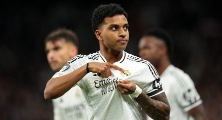 Nas redes sociais, o jogador do clube espanhol celebrou o triunfo do Peixe na Vila Belmiro, que ainda contou com gol de Neymar.