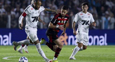 Após o confronto contra o Flamengo, Neymar reconheceu a superioridade do adversário, apontando-o como o melhor time do campeonato, mas destacou o desempenho de sua equipe como um sinal de recomeço. O atacante também falou sobre sua recuperação física e celebrou a estreia de Juninho, filho de um ex-companheiro, demonstrando apoio e emoção ao vê-lo em campo ao seu lado.