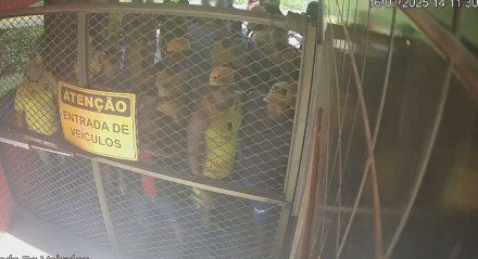 Membros de organizada do Sport em invasão ao CT na quarta-feira (16/07)