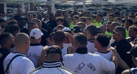 Após a goleada sofrida para o Independiente Del Valle por 4 a 0, pela Sul-Americana, torcedores da Força Jovem, principal torcida organizada do Vasco, invadiram o CT Moacyr Barbosa, em Jacarepaguá, na Zona Oeste do Rio de Janeiro, para cobrar o elenco, a comissão técnica e a diretoria do clube. A cobrança mais dura foi [&#8230;]