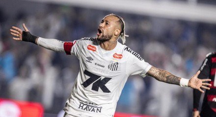 Neymar decidiu o duelo e fez a festa do torcedor ilustre presente na Vila Belmiro.