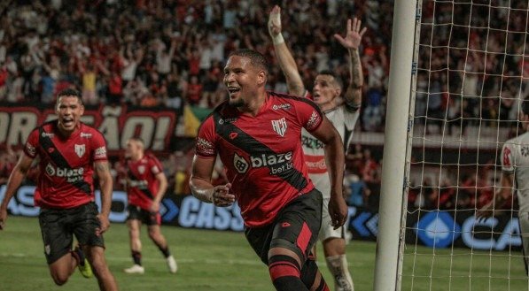 Jogadores do Atlético-GO comemoram gol na Série B 2025
