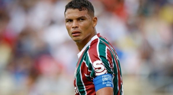 Thiago Silva com a faixa de capitão do Fluminense