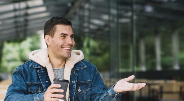 Imagem de um homem conversando sozinho