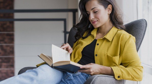 Imagem ilustrativa de mulher lendo livro