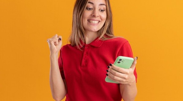 Imagem de uma mulher feliz recebendo boas notícias