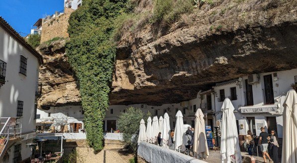 Imagem da cidade Setenil de las Bodegas, na Espanha