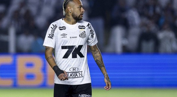 Meia-atacante do Santos saiu em defesa do lateral-direito do Flamengo, que era chamado de "mercenário" por alguns torcedores.